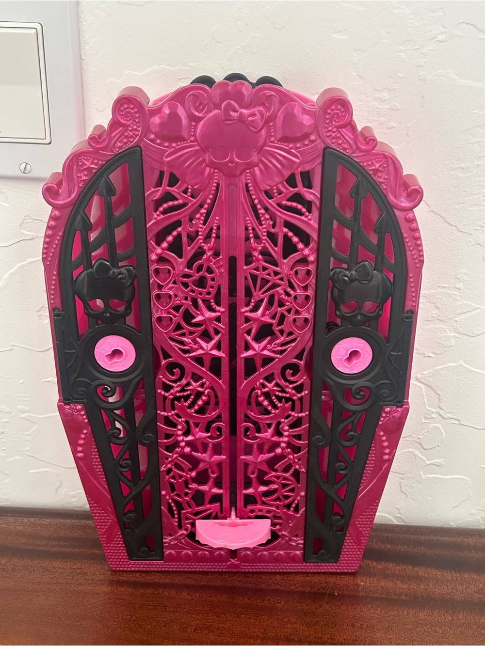 Monster High Skulltimate Secrets Draculaura coffin locker